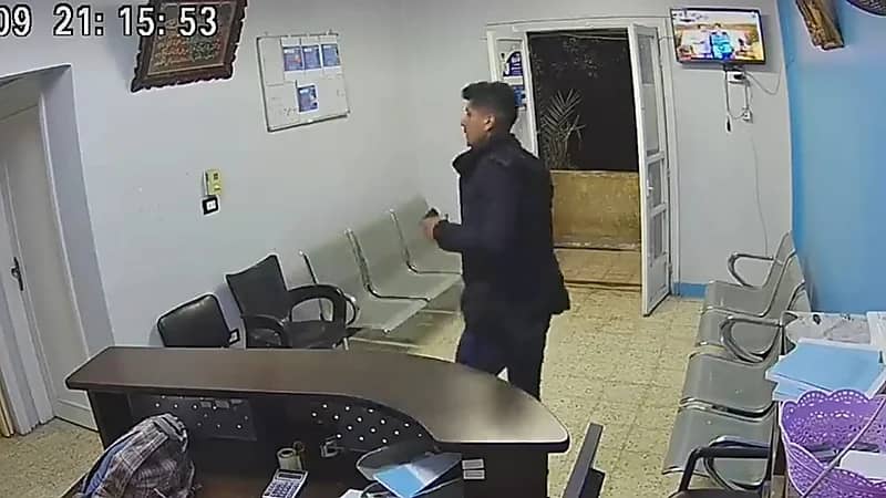 شاهد.. لص يحاول سرقة موظفة استقبال ويلقي عليها السلام