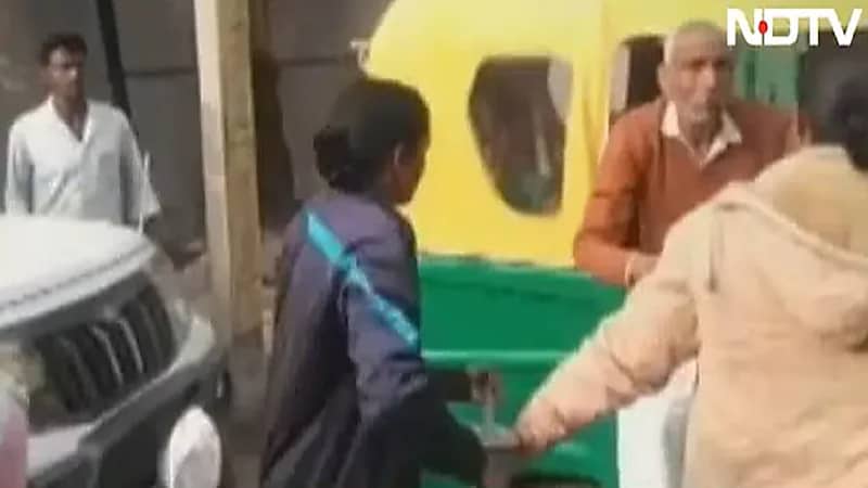 بالفيديو.. لحظة ضرب مُسن على يد سيدات