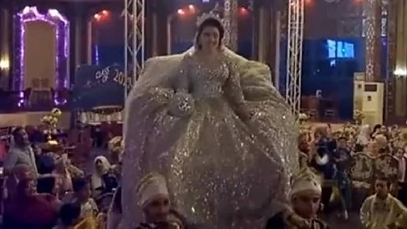 شاهد .. أغرب دخول لعروسة مصرية لقاعة زفافها