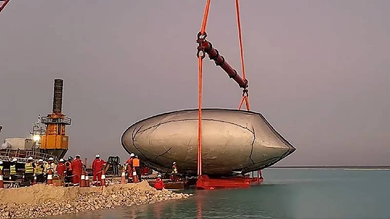 بالفيديو.. بدء تركيب الفلل العائمة في منتجع جزيرة شيبارة