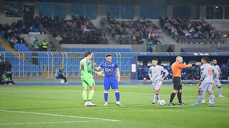 صور .. حارس الفيحاء يستفز لاعبي الهلال قبل تسديد ركلة الجزاء