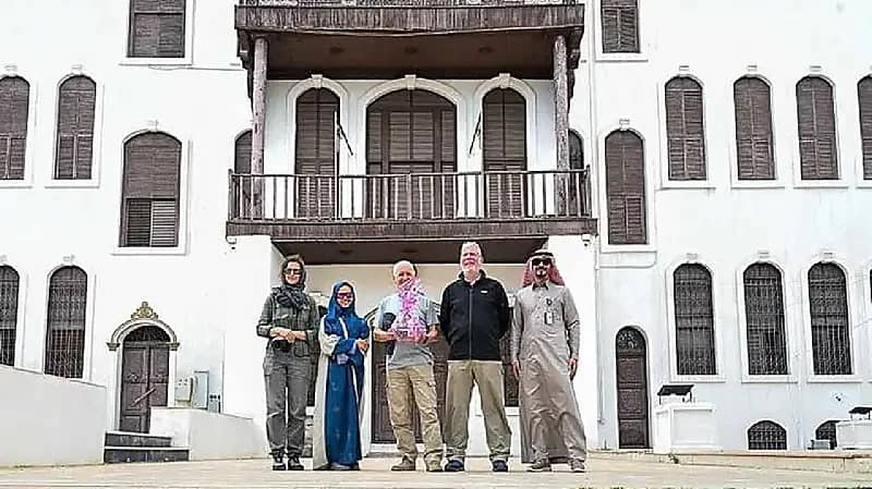 مستكشف بريطاني يصل إلى الطائف بعد 13 يوماً من السير في الصحراء