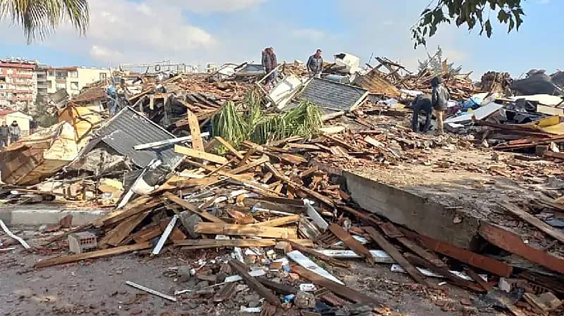 مجلة فرنسية تسخر من ضحايا الزلزال في تركيا