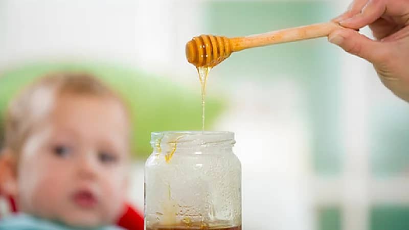 بالفيديو ..العسل يسبب اختناق وشلل للمواليد