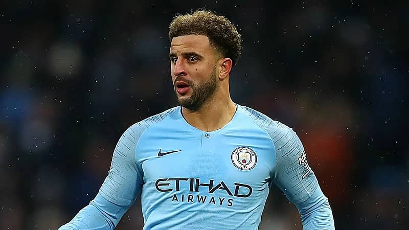 كاميرا مراقبة تفضح لاعب مانشستر سيتي وهو يتحرش بفتاة