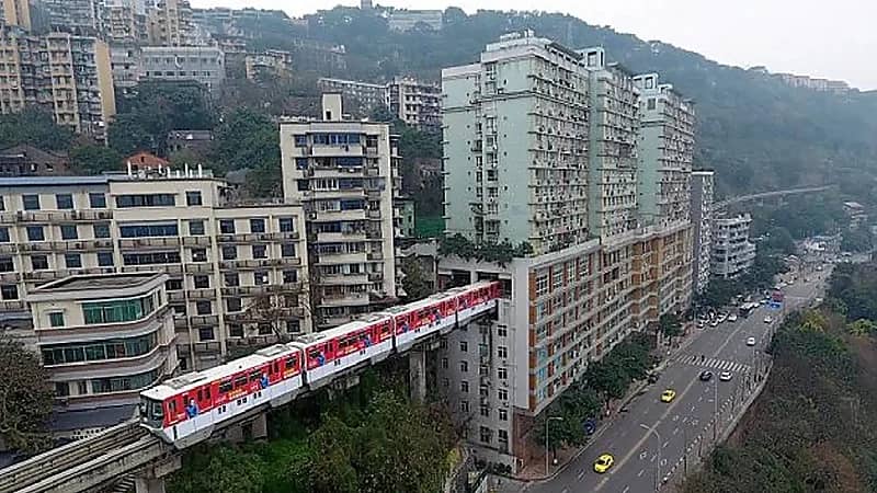 شاهد.. مترو يخترق عمارة سكنية مكونة من 19 دور