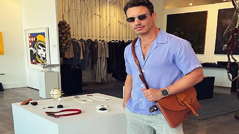 العثور على عارض أزياء شهير متوفي في ظروف غامضة