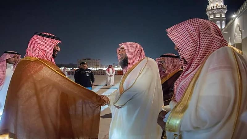 بالفيديو والصور.. ولي العهد يزور مسجد قباء ويؤدى ركعتي تحية المسجد