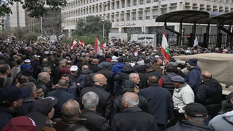 لبنان..عسكريون متقاعدون يقطعون الطرق (فيديو)