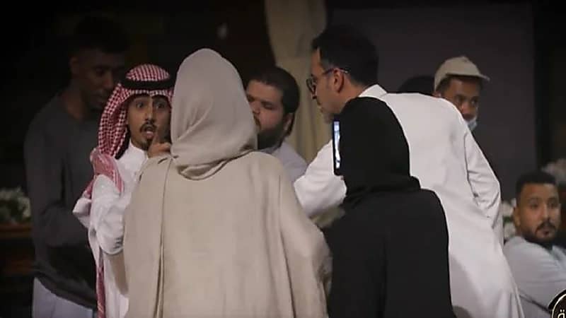 فيديو..موقف بطولي لشباب تجاه شخص صور فتاتين داخل مطعم