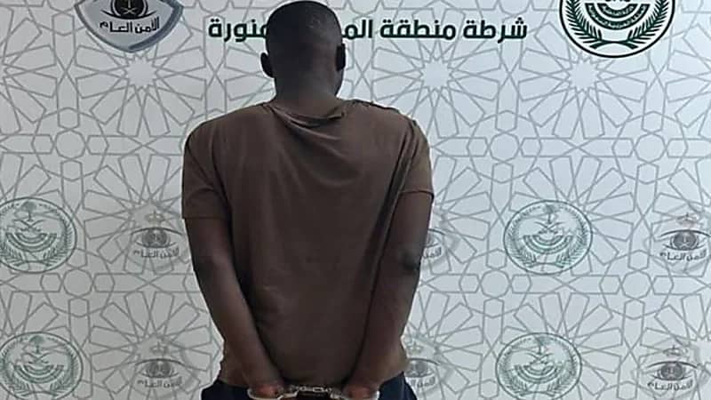 ضبط مواطن اعتدى على ذويه وامرأة في مكان عام 