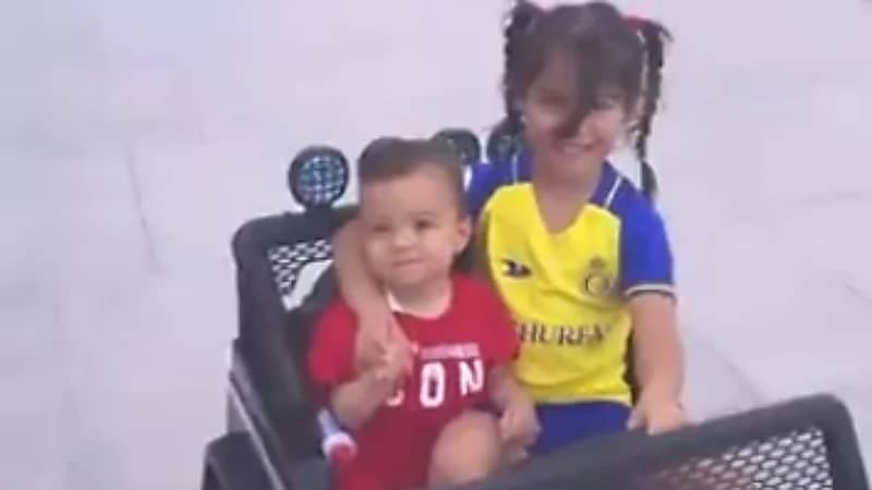 فيديو جديد لأبناء كريستيانو رونالدو يلعبون ويتحدثون العربية