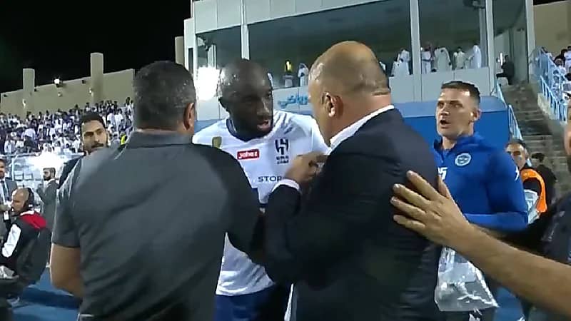 بالفيديو .. ماريغا يدفع مدرب الباطن بعد انتهاء المباراة