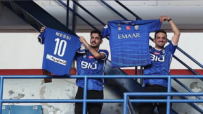 مشجع يحمل قميص الهلال عليه اسم ميسي قبل نهائي آسيا