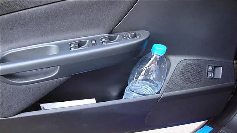 طبيب: لا تشربوا المياه المعبأة في علب بلاستيك عندها تركها بالسيارة