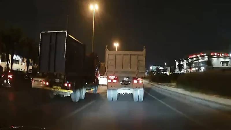 أول تعليق من المرور بشأن شكوى تعمد شاحنتين تعريض حياة مواطن للخطر