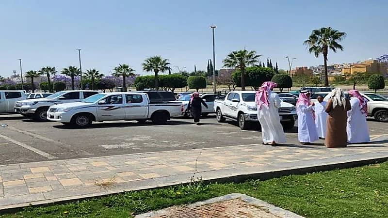 شائعة تتسبب في تجمع عدد كبير من المواطنين أمام محكمة بأبها