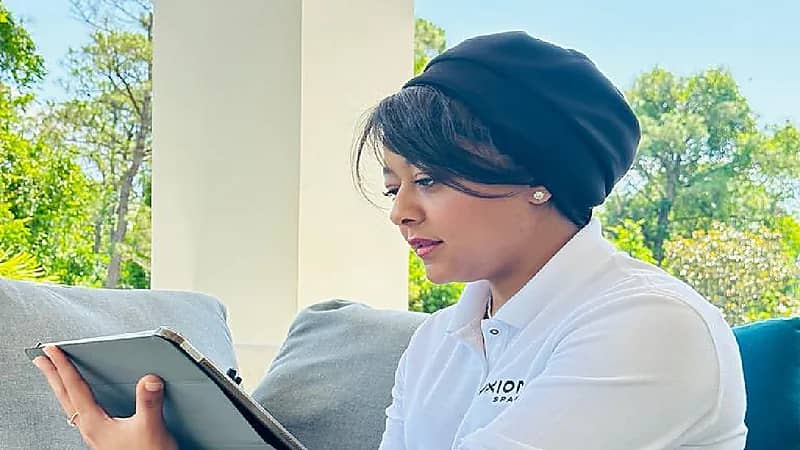 ريانة برناوي تكشف عن هدية جدتها لها بعد علمها برحلتها للفضاء