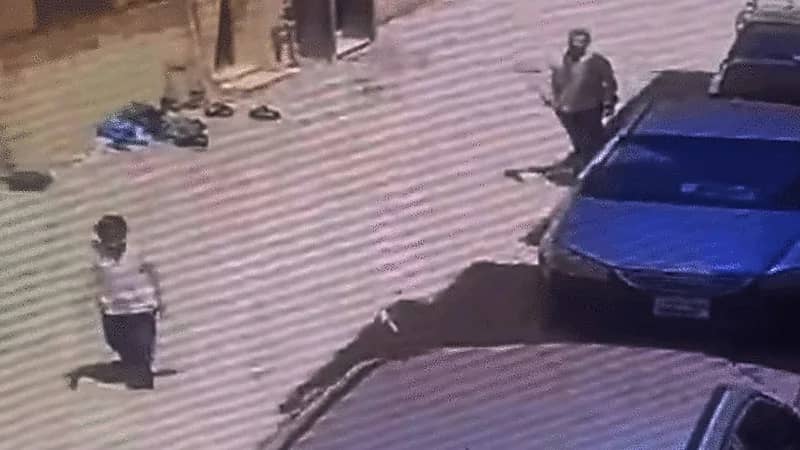 رجل يحاول اختطاف طفلة لاغتصابها (فيديو)