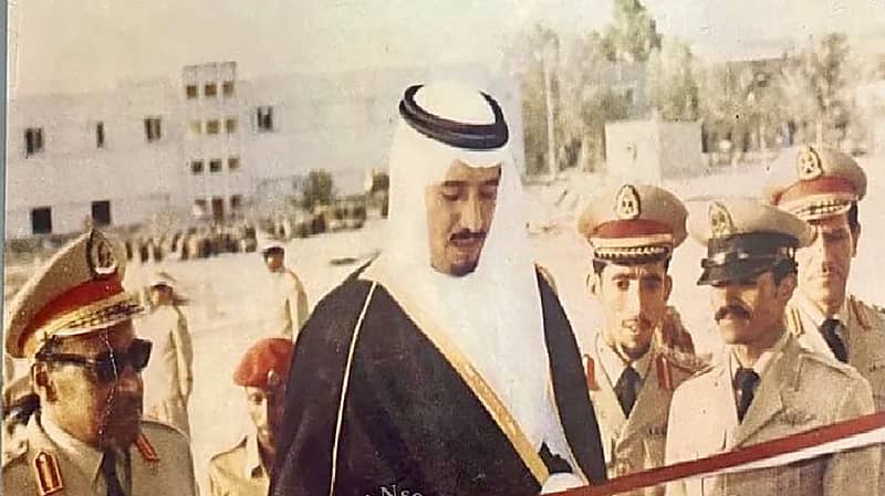 صورة نادرة للملك سلمان أثناء افتتاحه أحد المشاريع بالرياض