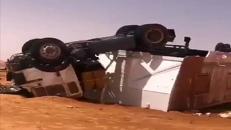 سيارات متحطمة بسبب البردية والرياح الشديدة في خب الحيانية بحائل.. فيديو