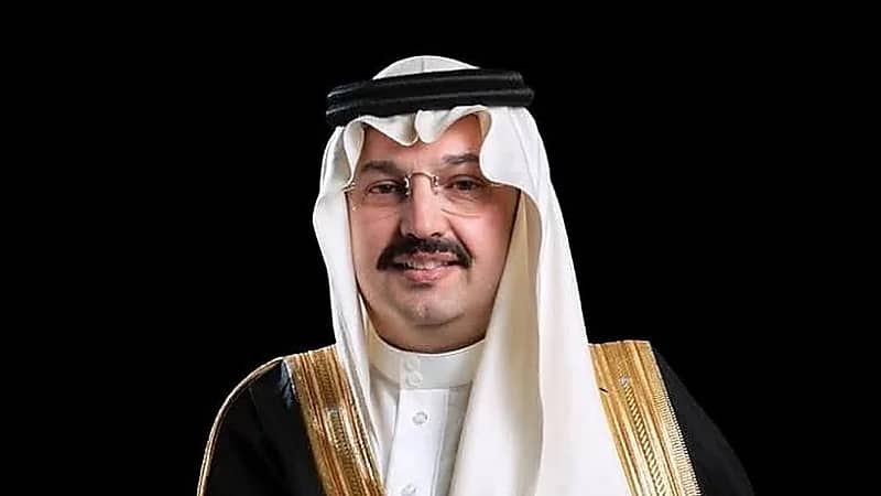 أمير عسير يعفي أحد السجناء من المدة المتبقية من محكوميته (فيديو)