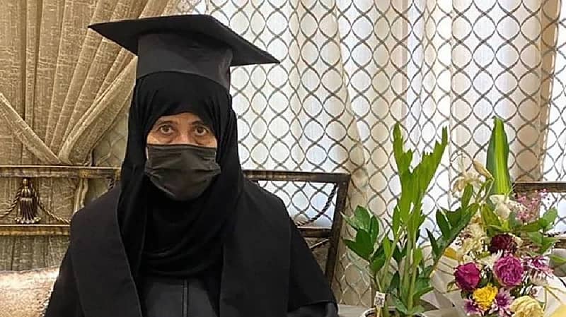 سبعينية سعودية تحتفل بحصولها على البكالوريوس مع مرتبة الشرف