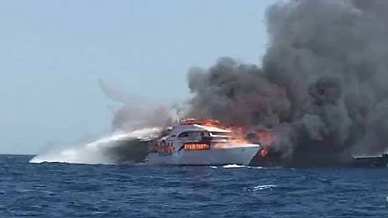 اندلاع حريق على متن مركب سياحي أثناء رحلة سفاري في مرسى علم .. فيديو