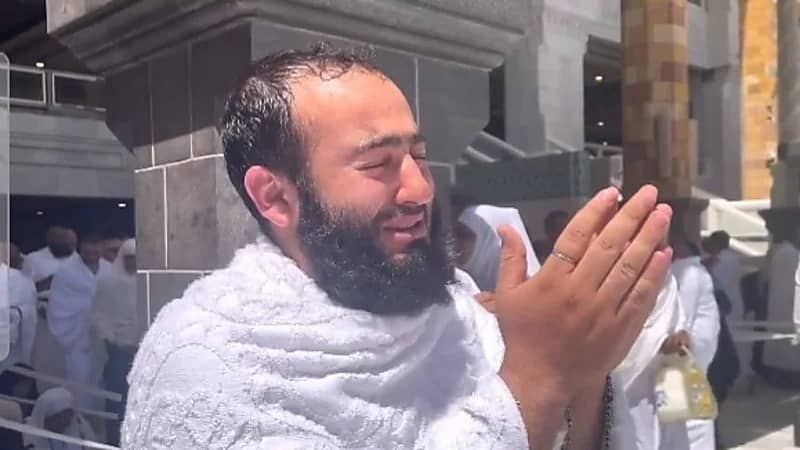 حجاج يذرفون دموع الفرح برؤية الكعبة المشرفة ..فيديو 