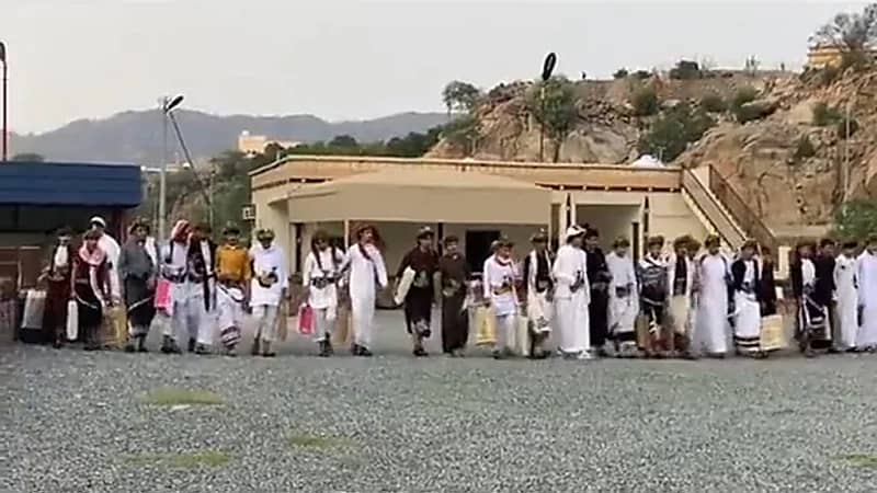 احتفال طلاب ثانوية بتخرجهم مع معلميهم بطريقة مختلفة بتهامة - فيديو