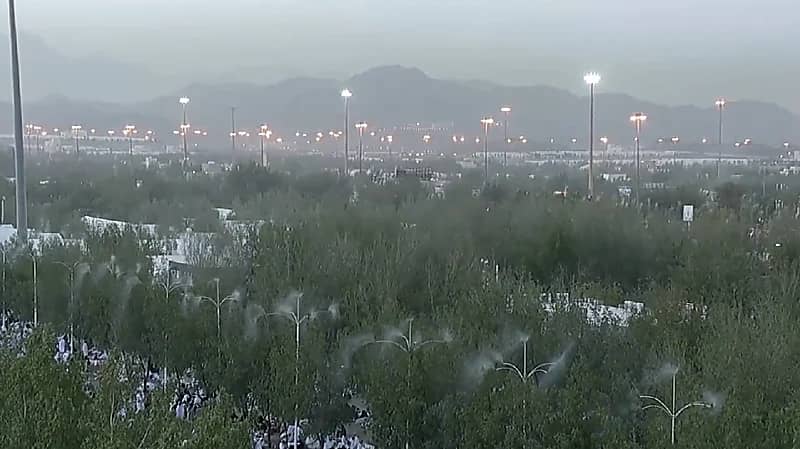 تشجير مشعر عرفات لخفض الحرارة وتلطيف الأجواء على الحجاج - فيديو