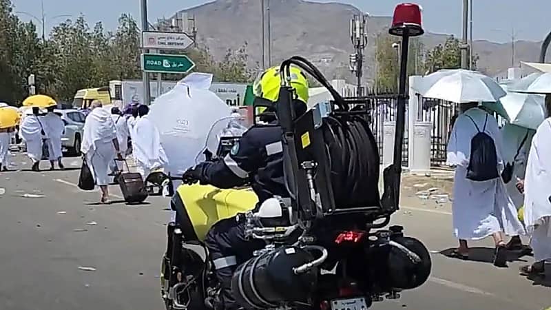 استخدام دراجة نارية لإطفاء الحرائق للمرة الأولى في موسم ⁧‫الحج‬⁩ .. فيديو