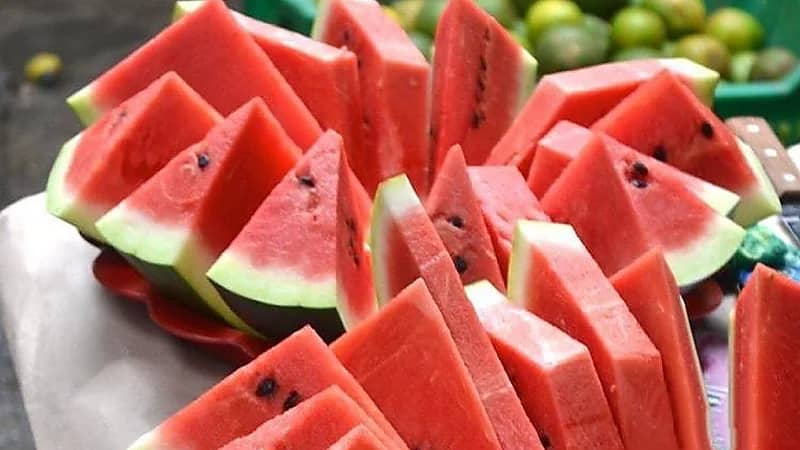 الخبراء يحذرون من شرب المياه بعد تناول البطيخ