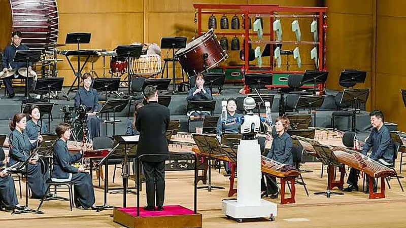 روبوت يقود فرقة موسيقية في عرض مذهل