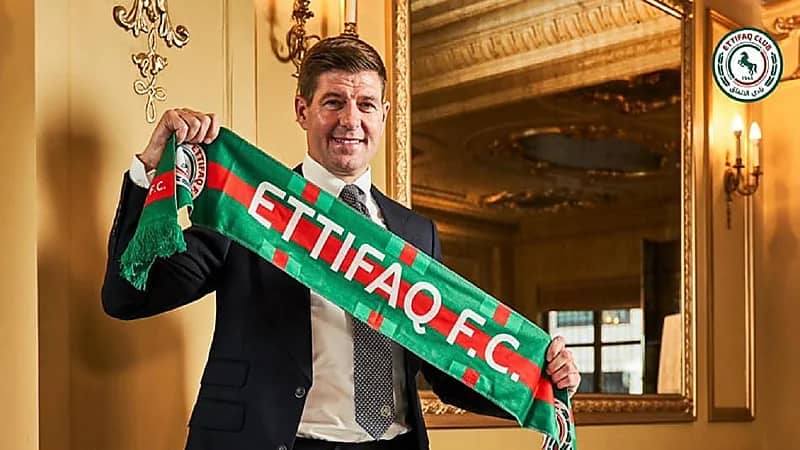 مدرب الاتفاق يوافق على إبقاء 4 مساعدين