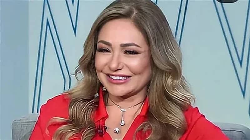 ليلى علوي ترقص على شاطيء البحر.. فيديو