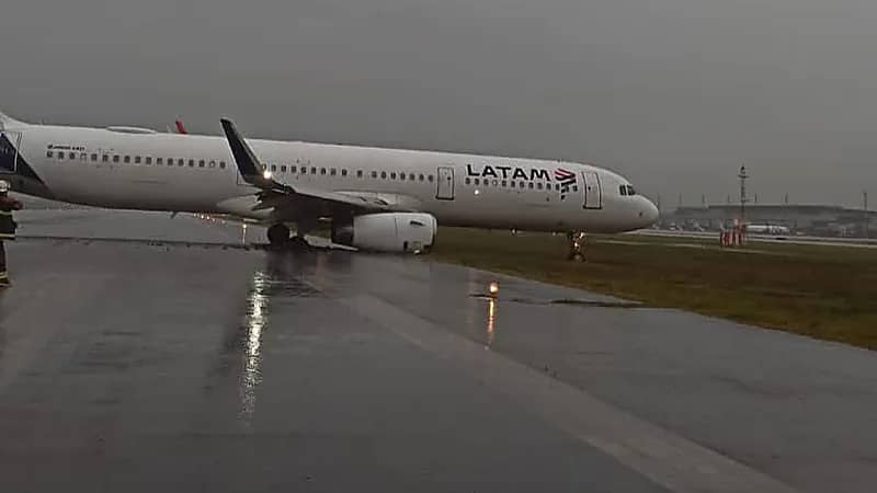 مسافر يوثق لحظة انزلاق الطائرة بعد هبوطها