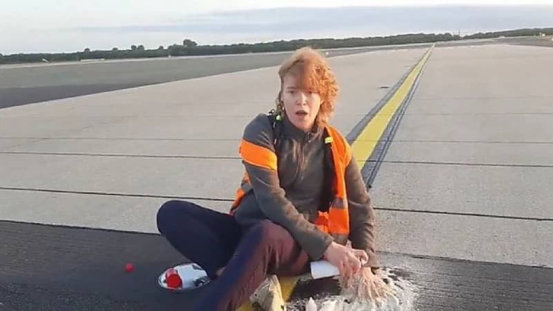 فتاة تلصق يديها بمدرج طائرات