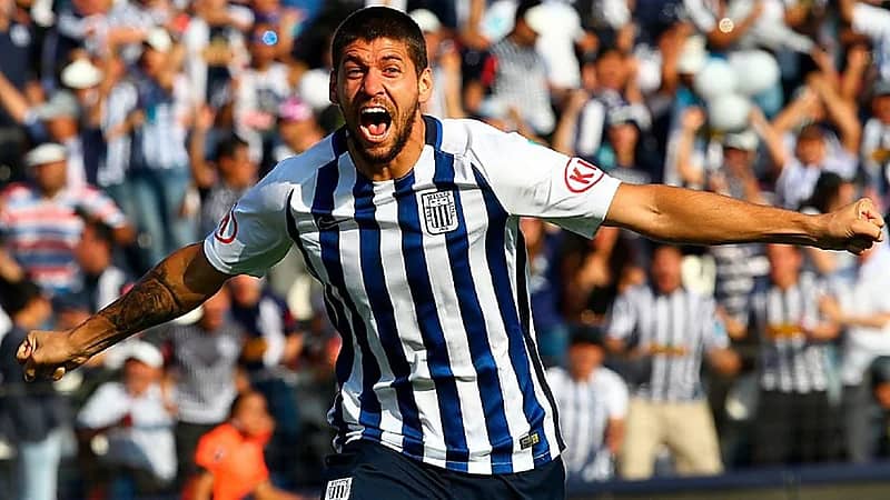 لاعب يلجأ لوسائل التواصل للبحث عن ناد جديد