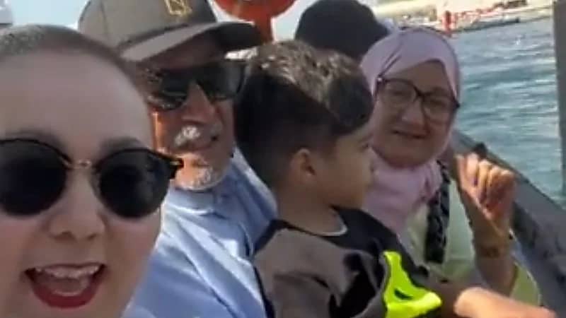 جاسم النبهان يستمتع بإجازته في قارب برفقه زوجته المغربية