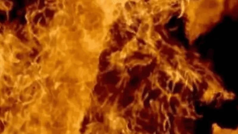 شاب يشعل النار في نفسه وسط الشارع