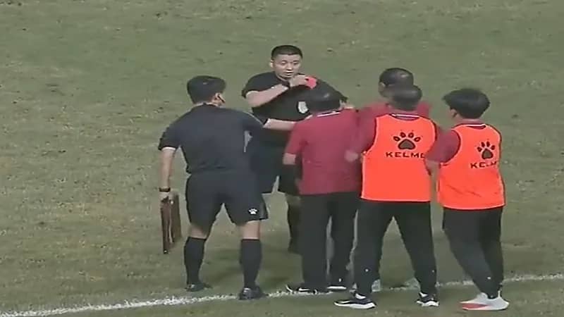 مدرب صيني يصفع حكم على وجهه بعد منحه بطاقة حمراء.. فيديو