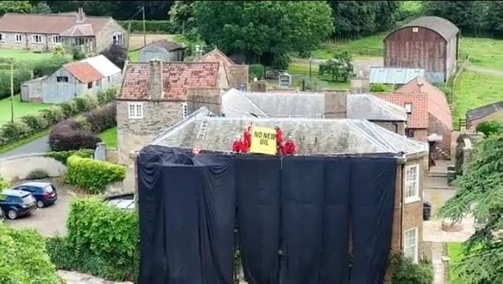 تغطية منزل رئيس الحكومة البريطانية بقماش أسود احتجاجا على استخدام النفط..فيديو