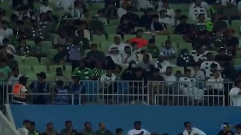 مقاعد جماهير الأهلي الفارغة وقت الصلاة تخطف أنظار قناة برازيلية.. فيديو