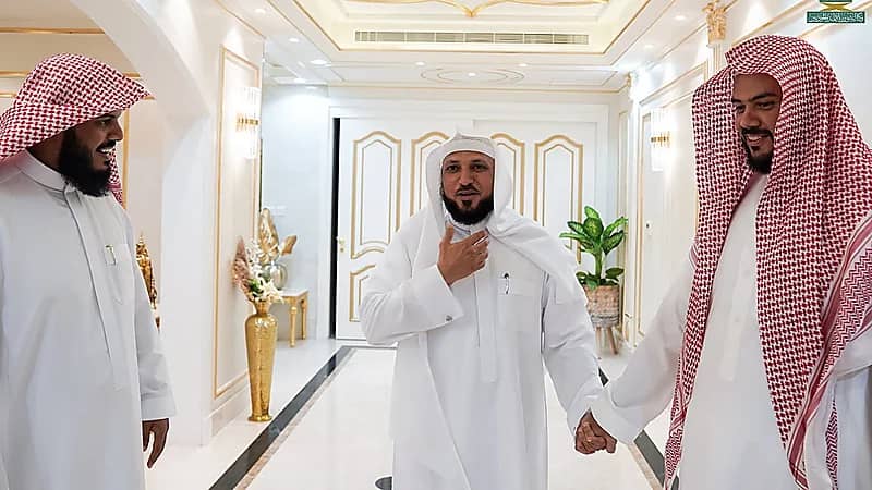 أول ظهور للشيخ ماهر المعيقلي بعد تعرضه لوعكة صحية بالمسجد الحرام.. صور