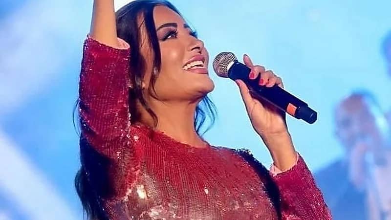 لطيفة توقف حفلها في قرطاج بسبب عروسين..فيديو