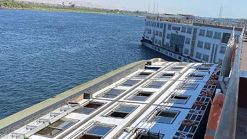 لحظة إنقاذ شاب لعامل قبل غرق مركب سياحي .. فيديو