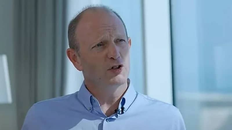 طريقة تحضير المعلق الشهير بيتر دروري لمباريات البريميرليغ..فيديو