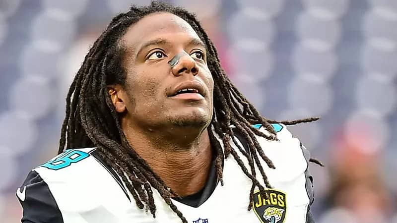 لاعب كرة قدم أمريكي سابق متهم بقتل والدته