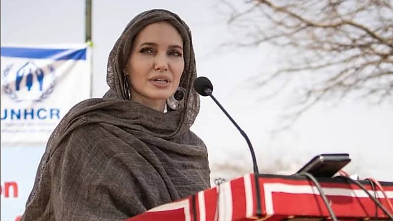 أنجلينا جولي تتعاطف مع أطفال غزة : أشعر بالغضب والغثيان لموت الأبرياء